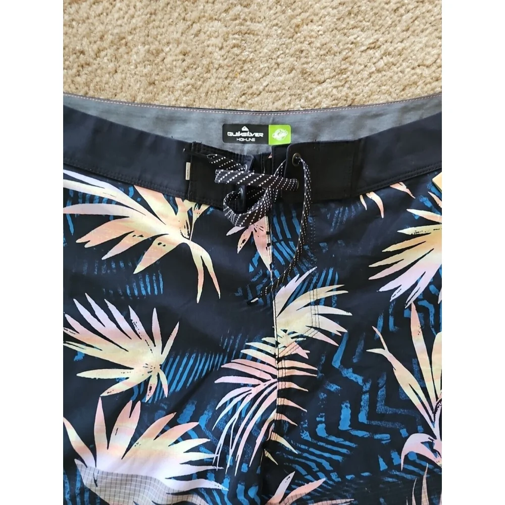 Quiksilver Mens Highlite Scallop Boardshorts Tropical Size 38